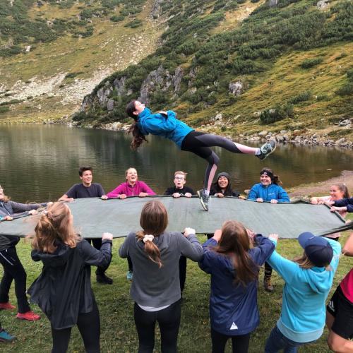 Schülerin in einem Wurfnetz