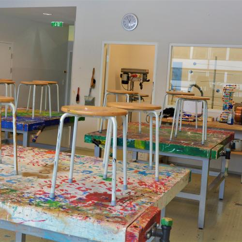 Werkraum, Tische in bunten Farben