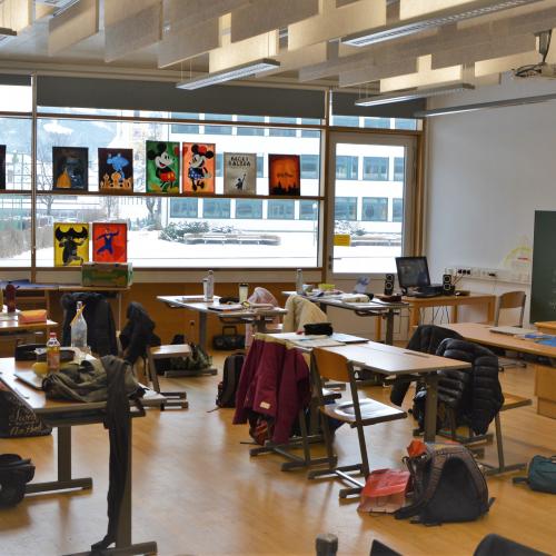 Klassenraum Blick zum Fenster mit Bildern zum Thema Walt Disney