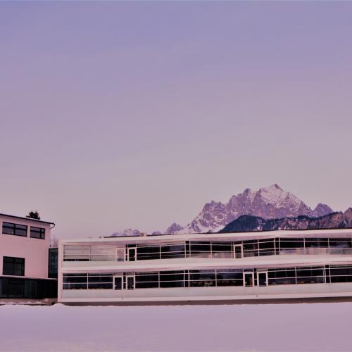 Blick Gebäude Nord mit Kaiser im Hintergrund