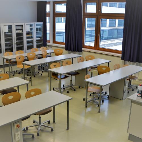 Physiksaal von oben in den Raum 