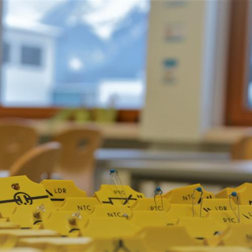 Physiksaal gelbe Setzteilchen im Vordergrund