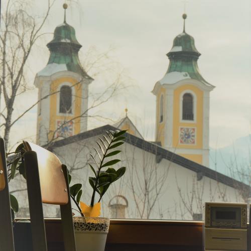 Klassenraum Blick auf Kirche durchs Fenster Pflanze CD-Player