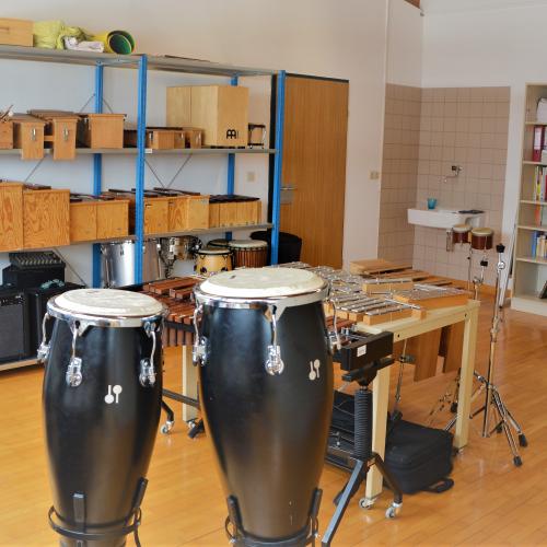 Musikkabinett_Regale_Drums_Keyboard