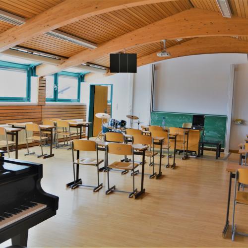 Musiksaal mit Tischen und Stühlen Klavier
