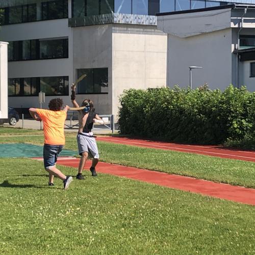 Schüler bei einem römischen Schwertkampf