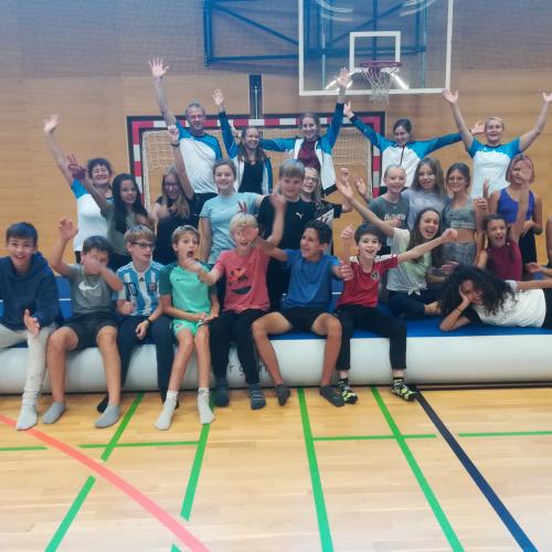 Bilder jubelnd auf einem Trampolin sitzend