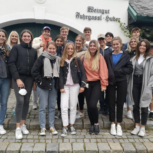 Schüler*innen vorm Heurigen stehnd