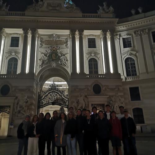 SchülerInnen vorm Theater stehend bei Nacht