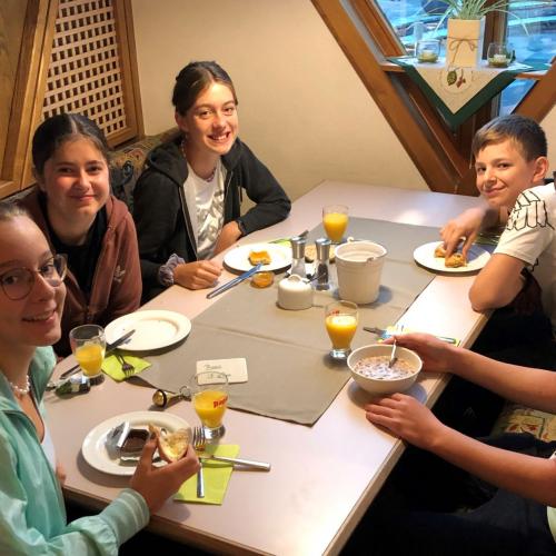 Schüler:innen beim Frühstück 