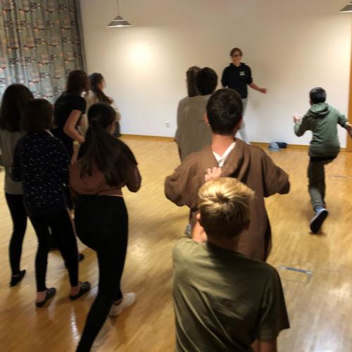 Schüler:innen beim Spielen in einem Raum