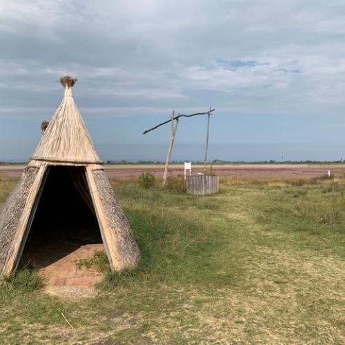 Tipi in der Steppenlandschaft vom Neusiedlersee