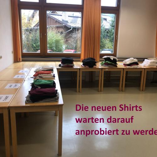 Raum mit Tischen und T-shirts zum Probieren