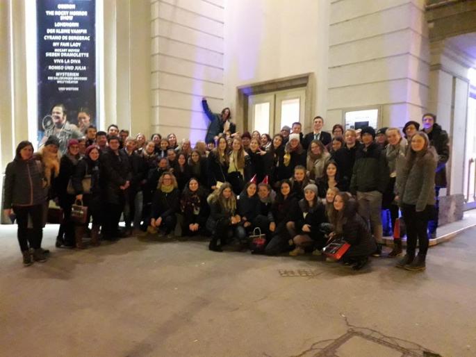 Das Musik BORG vor dem Landestheater Salzburg