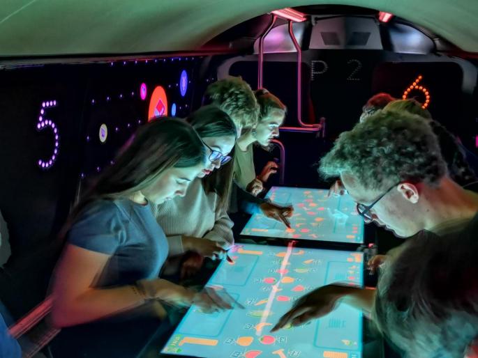 Schüler im Flip2go Bus 