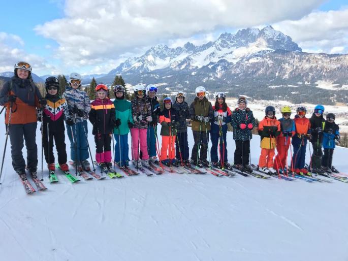 Schüler*innen beim Schitag vor dem Wilden Kaiser