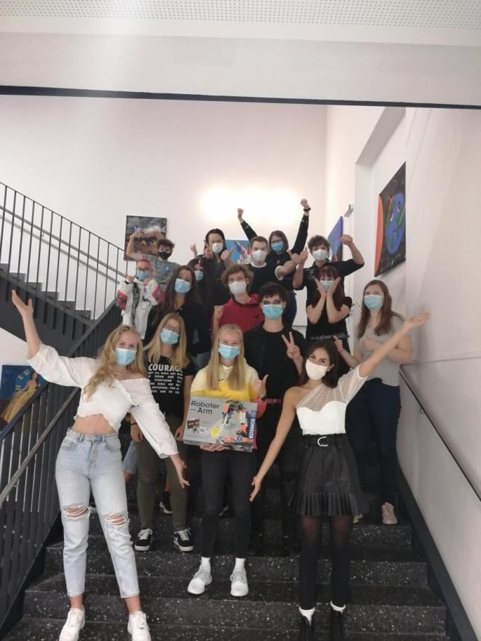 SchülerInnen mit Roboterarm