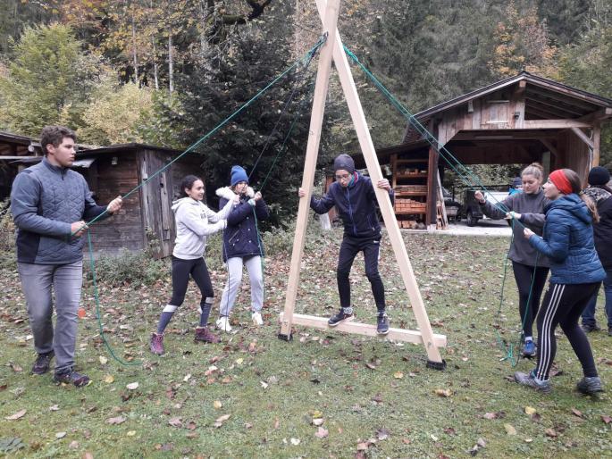 Kennenlerntage 5c_Schülerin auf einer selbstgemachten Holzschaukel