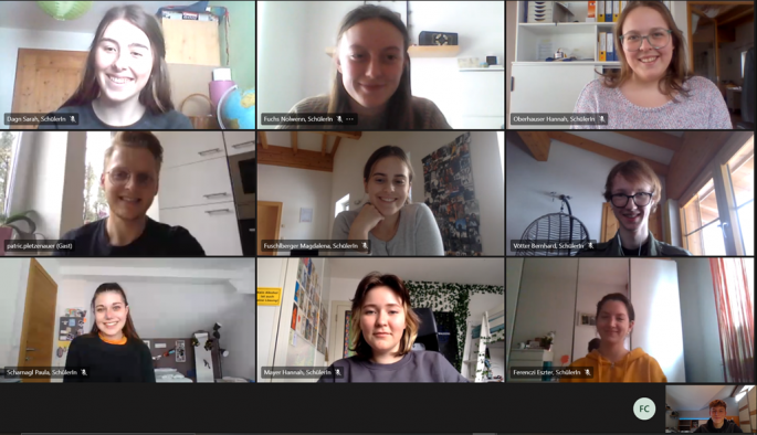 Collage von acht Schülerinnen und einem Schüler