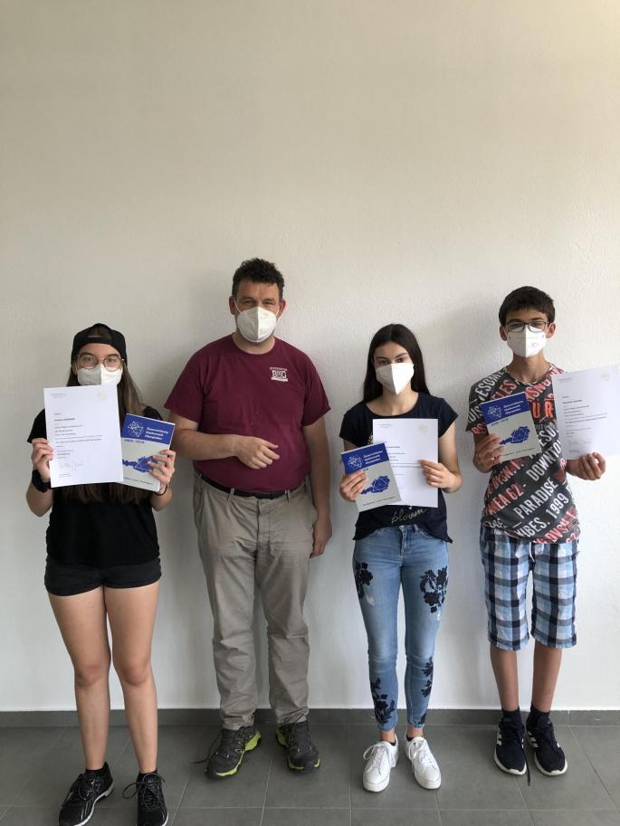 Melanie Lindebner, Gerhard Kirchner, Elisabeth Kirchmair, Alexander Gassner mit Urkunden