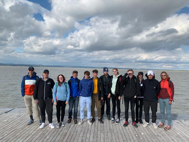 SuS vor dem Neusiedler See stehend_Gruppenfoto