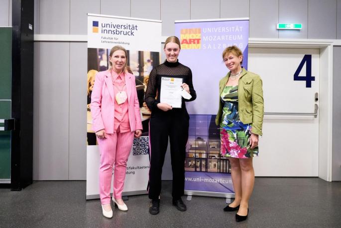 Teresa Treichl nimmt die Auszeichnung in Gegenwart von Dir. Krimbacher entgegen