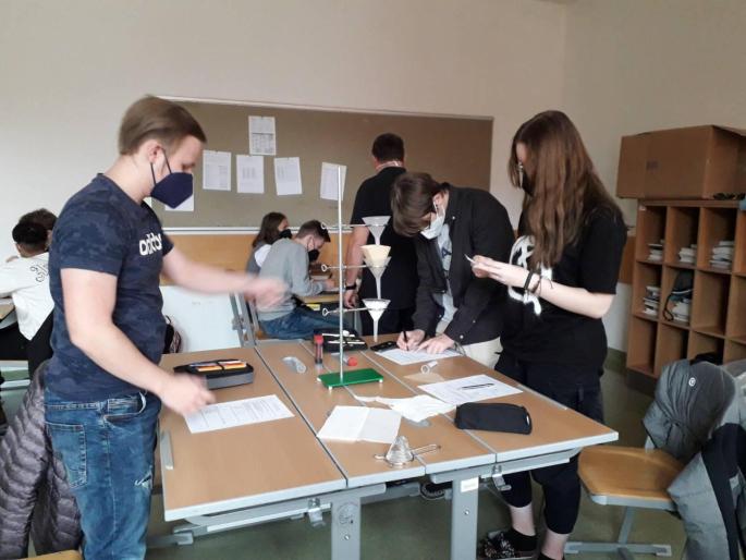 Schüler:innen beim Analyse von Abwasser