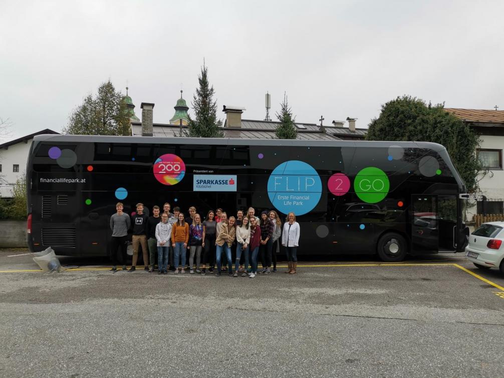 Schüler*innen vorm Flip2go Bus