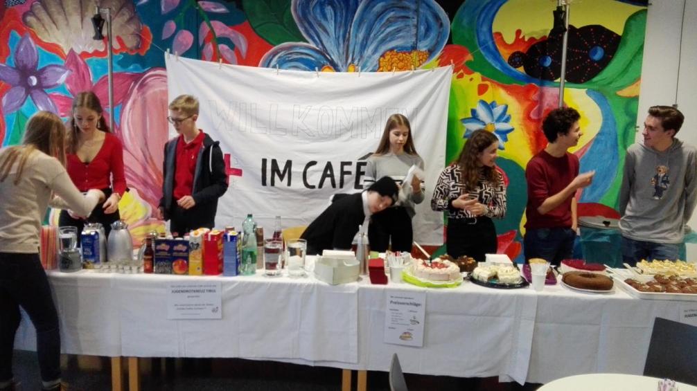 Schüler*innen beim Kuchenverkauf