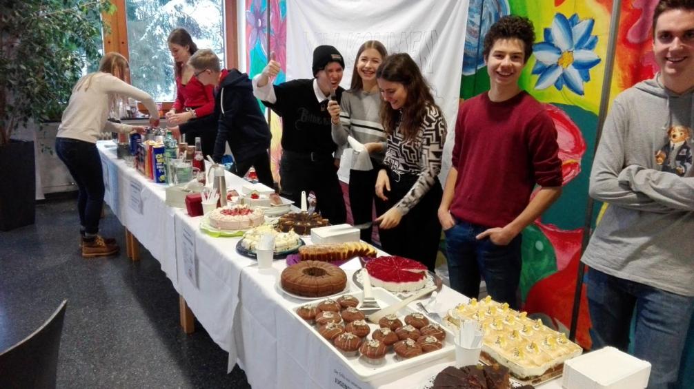 Schüler*innen beim Kuchenverkauf