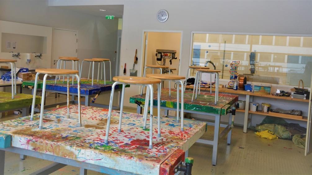 Werkraum, Tische in bunten Farben