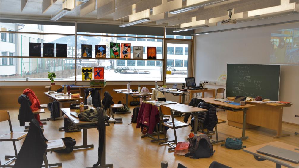 Klassenraum Blick zum Fenster mit Bildern zum Thema Walt Disney