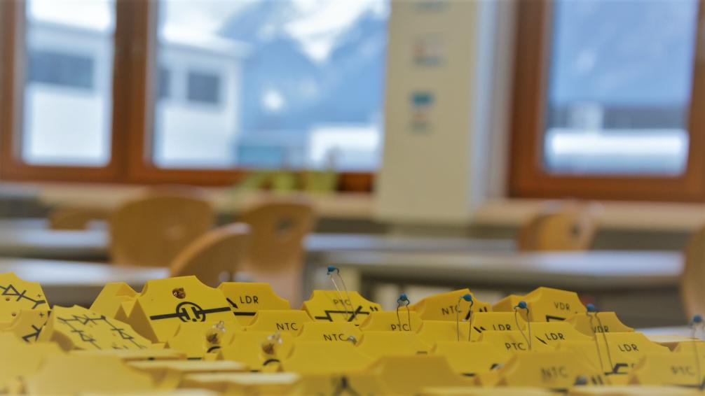 Physiksaal gelbe Setzteilchen im Vordergrund