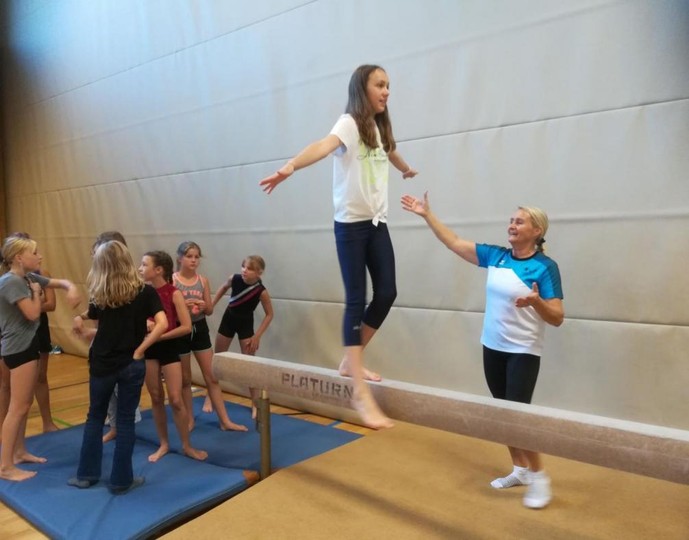 Schülerin am Barren