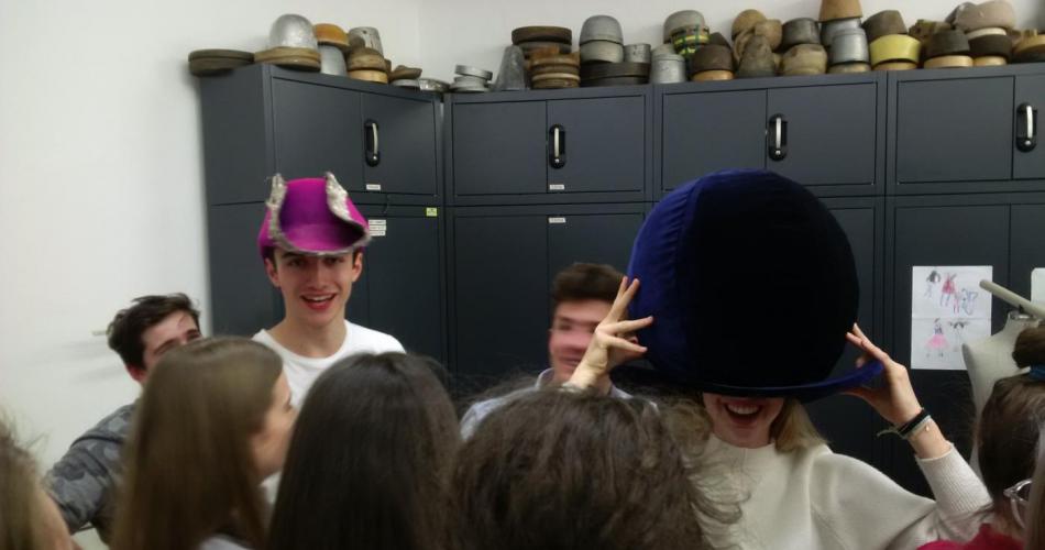 Schüler*innen probieren Hüte im Landestheater Salzburg