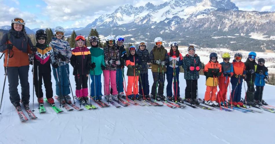 Schüler*innen beim Schitag vor dem Wilden Kaiser