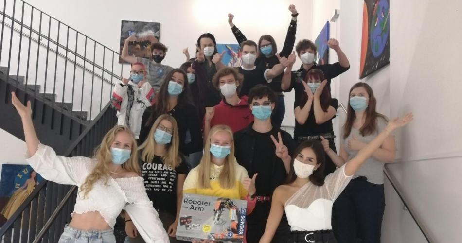 SchülerInnen mit Roboterarm