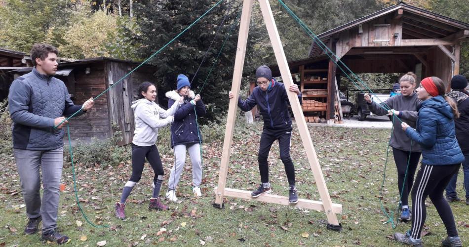 Kennenlerntage 5c_Schülerin auf einer selbstgemachten Holzschaukel