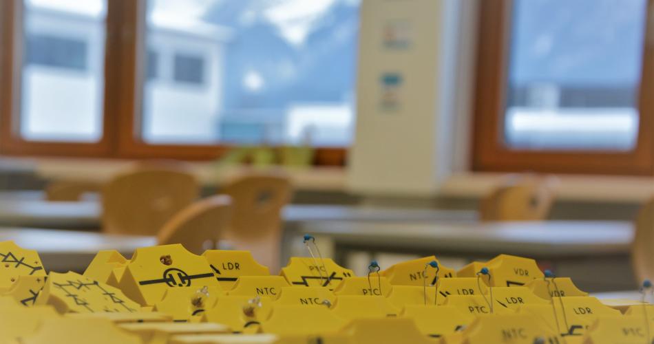 Physiksaal gelbe Setzteilchen im Vordergrund