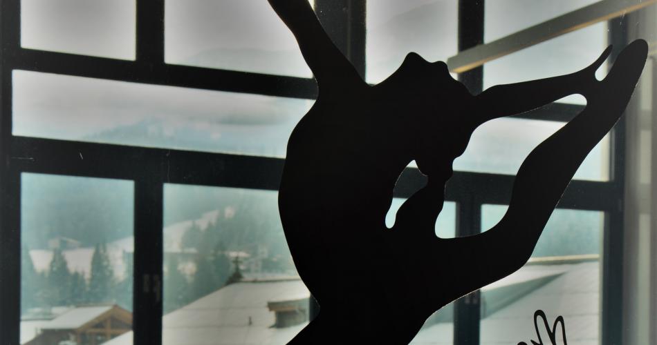 Tanz Aula Silouette an der Tür Bild Tänzerin Sprung