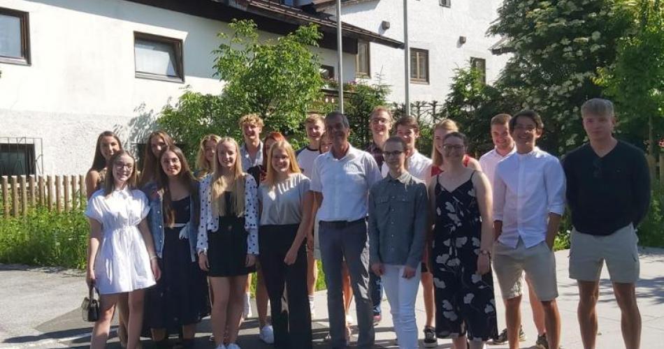 Maturant*innen vor weißer Flagge