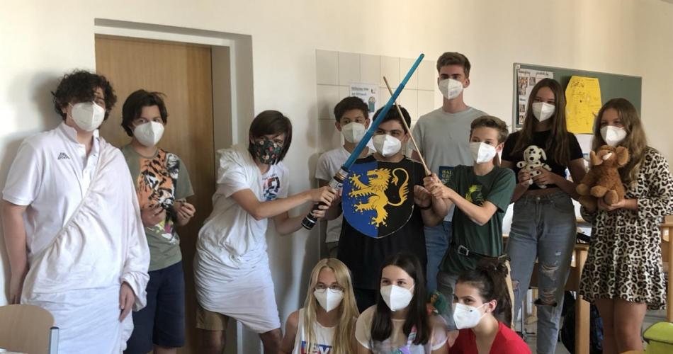 Schüler verkleidet als Römer mit Schwertern, einer trägt eine Toga