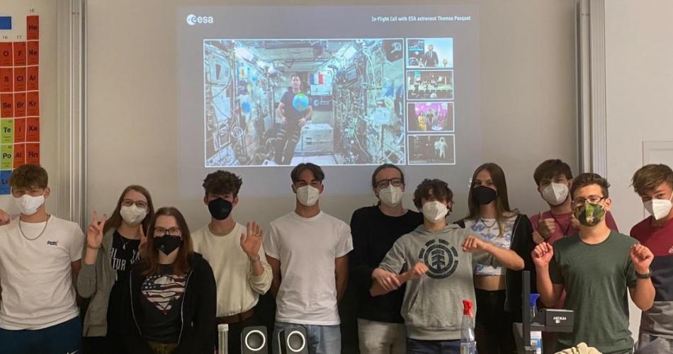 Schule vor einer Videowand