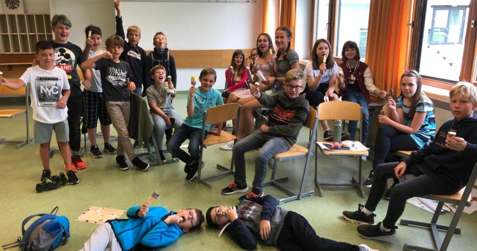 Kinder mit Eis im Klassenzimmer