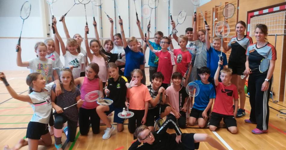 SuS mit Badminton Schlägern