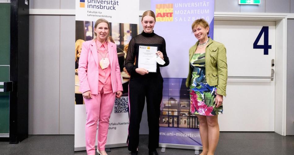 Teresa Treichl nimmt die Auszeichnung in Gegenwart von Dir. Krimbacher entgegen