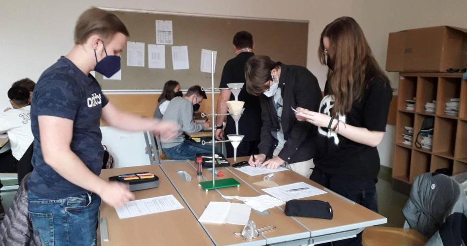 Schüler:innen beim Analyse von Abwasser