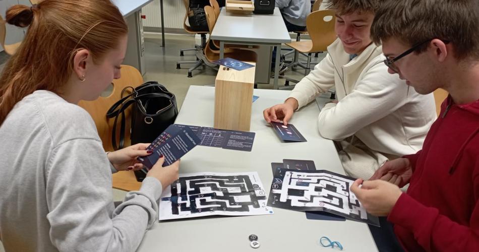 Schüler:innen arbeiten an QuantA-Challenge