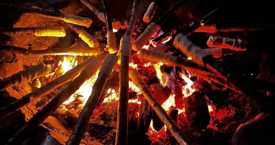 Lagerfeuer mit Stockbrot 