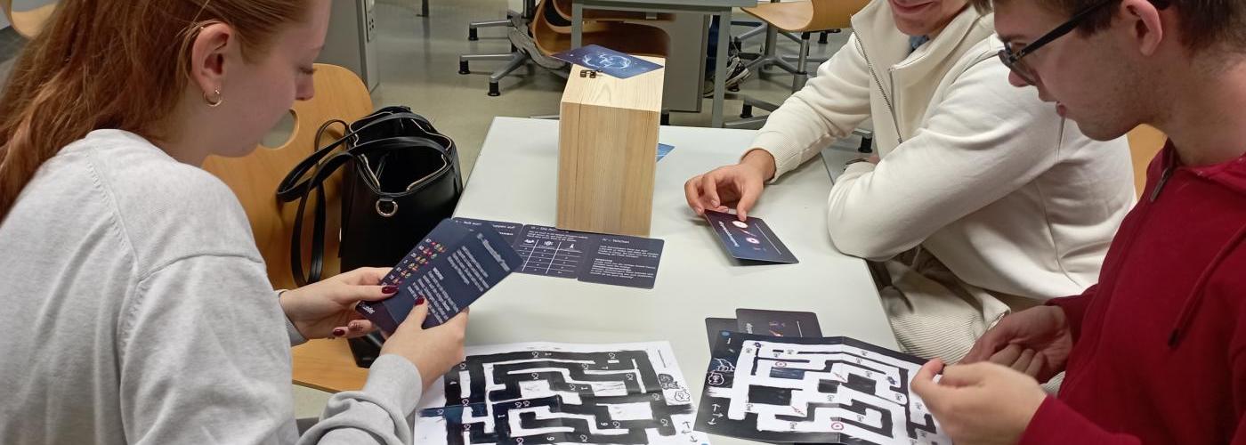 Schüler:innen arbeiten an QuantA-Challenge